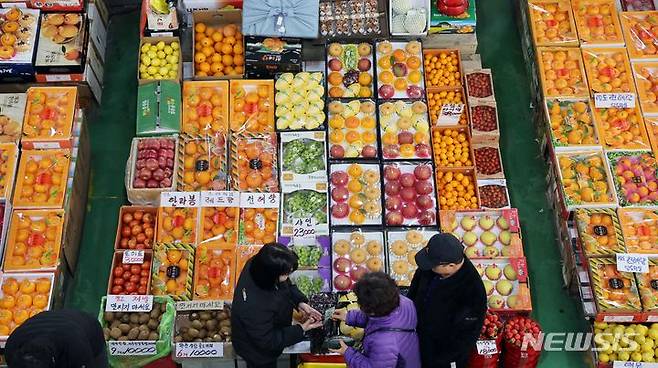 [부산=뉴시스] 하경민 기자 = 부산 해운대구 반여농산물도매시장을 찾은 시민들이 물품을 구매하고 있다. 2024.02.04. yulnetphoto@newsis.com