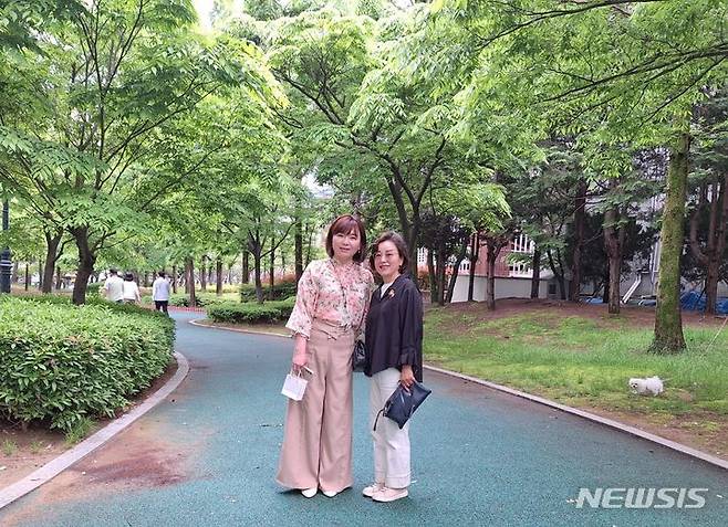 [김해=뉴시스] 김상우 기자 =  베트남에서 시집온 정미숙씨와 한국 친정엄마 결연으로 만난 류재숙씨가 1일 경남 김해시 거북공원에서 산책을 하고 있다. 2024.05.01. woo@newsis.com