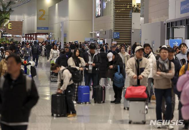 [인천공항=뉴시스] 정병혁 기자 = 올해 일본을 찾는 한국인 관광객이 1000만명에 달할 것으로 예측된다. 이는 일본정부가 추계한 수치로, 역대 최대규모다. 지난 1월 일본을 찾은 외국인 관광객 수는 268만8100명으로 지난해 동월과 비교해 79.5% 증가했다. 이중 가장 많은 관광객 수를 기록한 국가 및 지역은 '한국'으로 85만7000명이 일본을 찾았다. 전년 대비 51.6% 늘어났다. 23일 인천국제공항 출국장에서 여행객들이 이동하고 있다. 2024.02.23. jhope@newsis.com