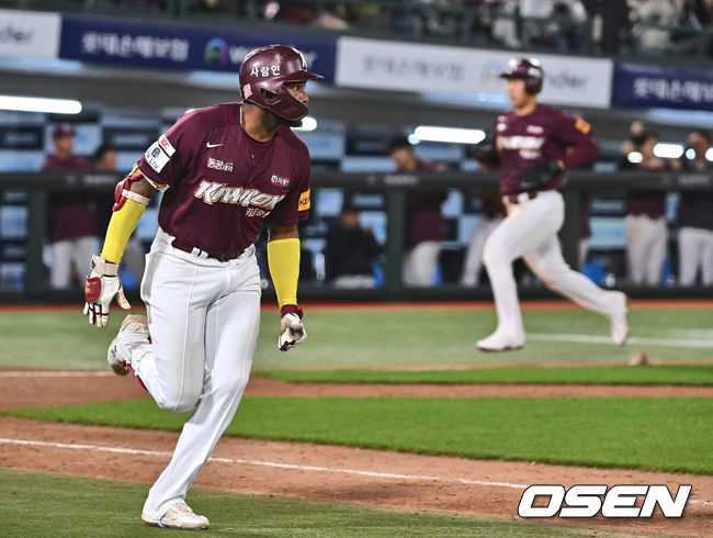 [OSEN=부산, 이석우 기자] 1일 부산 사직구장에서 2024 신한 SOL 뱅크 KBO 리그 롯데 자이언츠와 키움 히어로즈의 경기가 열렸다. 4연패에 빠진 롯데는 안경 에이스 박세웅이 선발로 나와 분위기 반전을 노리고 7연패를 탈출한 키움은 이종민이 선발로 등판했다.키움 히어로즈 도슨이 7회초 무사 1,3루 중견수 오른쪽에 떨어지는 역전 안타를 치고 진루하고 있다. 2024.05.01 / foto0307@osen.co.kr