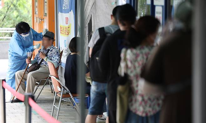 지난 2023년 한 보건소 선별진료소에서 의료진이 코로나19 검사를 하고 있다. 연합뉴스