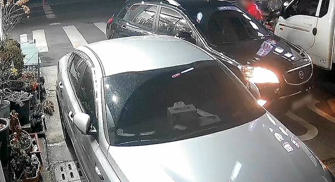 주차된 차에 접촉사고 낸 뒤 도주하는 A씨. 대전경찰청 제공