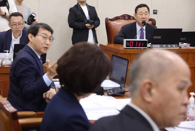 30일 국회에서 열린 연금개혁특별위원회 전체회의에서 주호영 위원장과 야당 간사인 김성주 더불어민주당 의원이 발언을 하고 있다. 연합뉴스