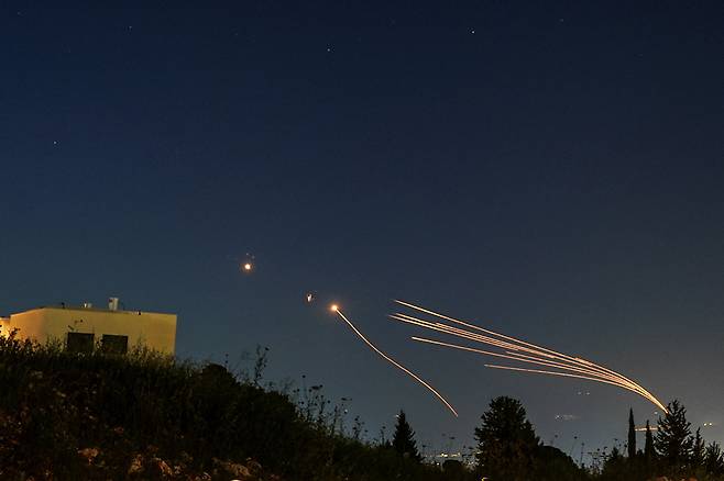 4월12일(현지 시각) 이스라엘 북부 지역으로 날아오는 로켓을 아이언돔이 요격하고 있다. ⓒREUTERS