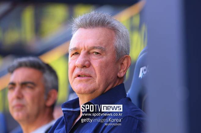 ▲ 지난 시즌 도중에는 한국을 겨냥한 인터뷰로 논란을 낳기도 했다. 스페인 라리가 사무국은 한국 팬들의 편의를 위해 마요르카 경기 시간을 한국 시간에 맞춰 자주 배정했다. 그에 따라 마요르카는 현지시간으로 기온이 높은 오후 2시에 경기를 치러야 했다. 이에 불만이 있던 아기레 감독은 “한국 축구 팬들이 이강인을 더 이상 보지 않았으면 한다”라며 라리가 사무국과 한국을 저격하기도 했다.