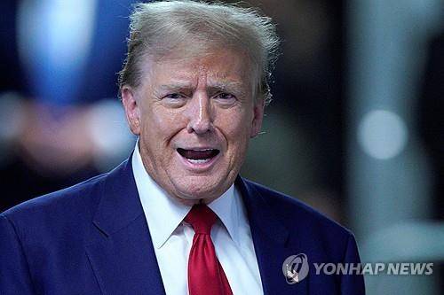 법원 앞에서 취재진에 말하는 트럼프 [뉴욕 로이터=연합뉴스. 재판매 및 DB 금지]