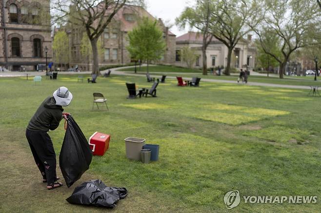 '가자전쟁' 반대 야영텐트 농성 해산한 브라운대 [AP 연합뉴스 자료사진. 재판매 및 DB 금지]