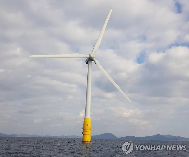 부유식 해상풍력발전기 사진은 일본 고토(五島)에 설치된 부유식 해상풍력발전기. [울산시 제공]