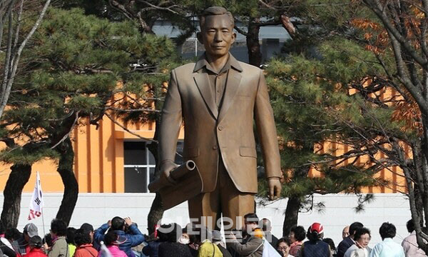 대구시에 박정희 전 대통령 동상이 건립된다. 사진은 경북 구미시에 건립된 박 전 대통령 동상.(사진=연합뉴스)