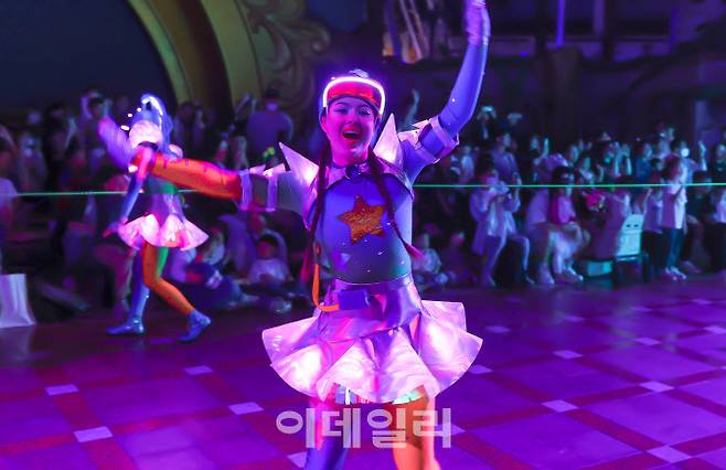 롯데월드 35주년 신규 퍼레이드 ‘월드 오브 라이트’