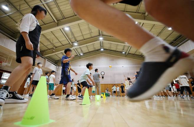 지난 3월 경기도 시흥시 한 초등학교 강당에서 5학년 4개반 학생들이 6교시 학년 통합 체육수업을 받고 있다. (사진=뉴시스)