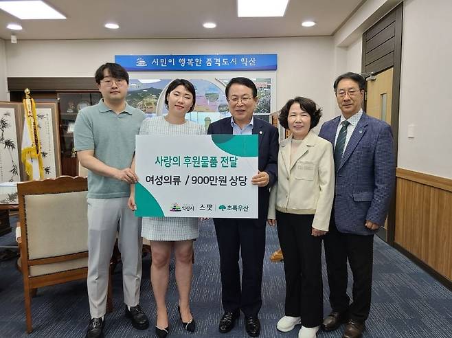 사진: (왼쪽부터) 박성재 스팟맨 대표와 윤감주 스팟 대표, 정헌율 익산시장
