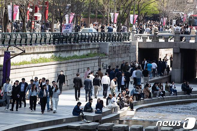 서울 청계천에서 점심시간 직장인 및 관광객들이 산책을 하고 있다. 2024.4.9/뉴스1 ⓒ News1 유승관 기자