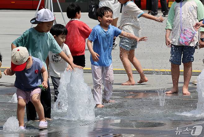 근로자의 날인 1일 오후 서울 종로구 광화문광장 바닥분수를 찾은 어린이들이 물놀이를 하고 있다. 2024.5.1/뉴스1 ⓒ News1 김진환 기자