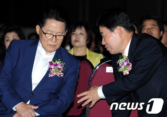 2012년 5월 31일 당시 민주통합당 박지원 비상대책위원장이 김진표 의원과 서울 여의도 63빌딩에서 열린 한국외식업중앙회 2012정기총회에 참석해 이야기를 나누고 있는 모습. ⓒ 뉴스1 DB