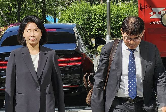 ‘공직선거법 위반’ 혐의로 불구속 기소된 더불어민주당 이재명 대표의 배우자 김혜경 씨가 2일 오전 경기 수원시 영통구 수원지방법원에서 열린 4차 공판에 출석하고 있다. 2024.5.2/뉴스1 ⓒ News1 김기현 기자