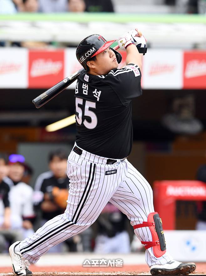 LG 김범석이 4월21일 인천SSG랜더스필드에서 열린 2024 KBO리그 SSG와 더블헤더 1차전에서 7회초 역전 만루 홈런을 때리고 있다. 문학 | 박진업 기자 upandup@sportsseoul.com