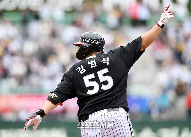 LG 김범석이 4월21일 인천SSG랜더스필드에서 열린 2024 KBO리그 SSG와 더블헤더 1차전에서 7회초 역전 만루 홈런을 때린 후 세리머니를 하고 있다. 문학 | 박진업 기자 upandup@sportsseoul.com