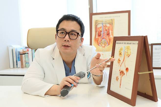 김태진 일산차병원 비뇨의학과 수석과장이 리줌 시스템을 설명하고 있다.
