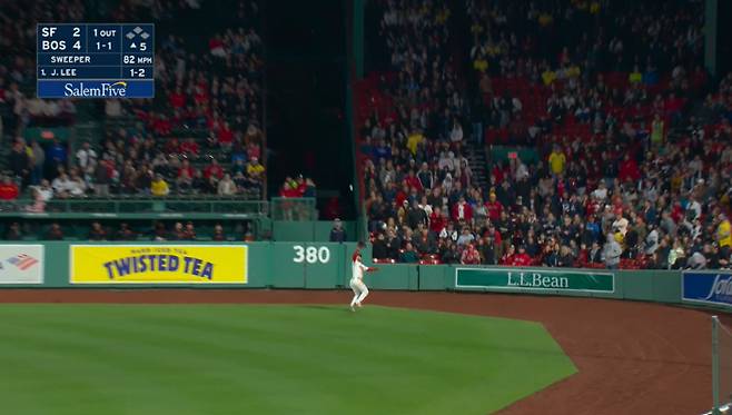 이정후가 5회초에 우측으로 친 큼지막한 타구를 보스턴 우익수 윌리어 아브레우가 잡아내고 있다. 사진=MLB.TV 캡처