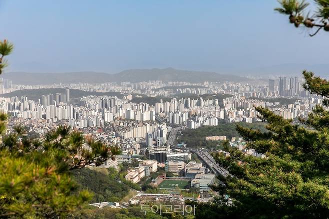 형제봉으로 가는 길에서 보이는 서울 전경