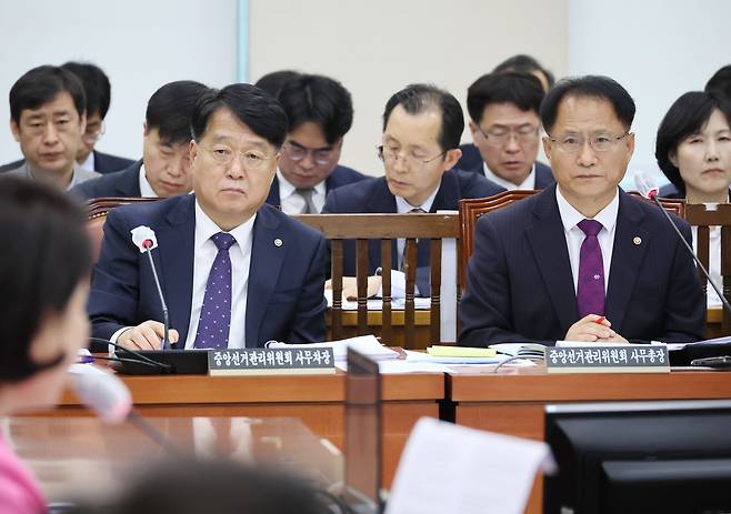 감사원이 최근 중앙선거관리위원회 박찬진(오른쪽) 전 사무총장과 송봉섭 전 사무차장의 감사 방해 혐의를 보강 수사해 달라며 검찰에 관련 자료를 보냈다. 두 사람은 ‘자녀 채용’ 의혹으로 사퇴했다. 사진은 지난해 5월 16일 국회에서 열린 행정안전위원회에 출석한 박 전 총장과 송 전 차장./연합뉴스