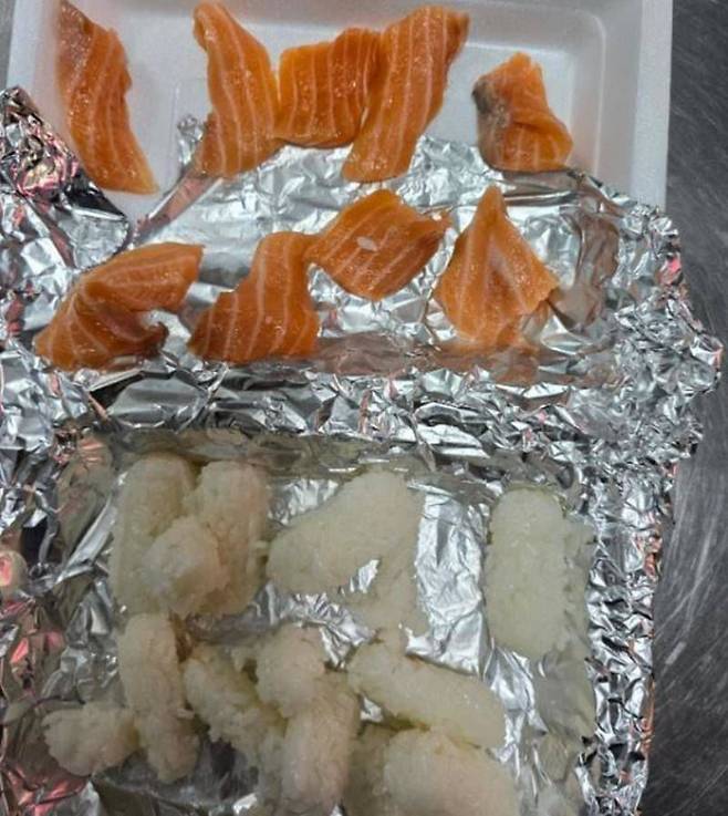 '밥이 떡져서 못먹겠다'며 환불을 요청한 손님이 돌려보낸 음식 사진. 24피스 초밥 중 절반 이상을 먹은 상태로, 연어는 9피스만 남아 있다. /온라인커뮤니티