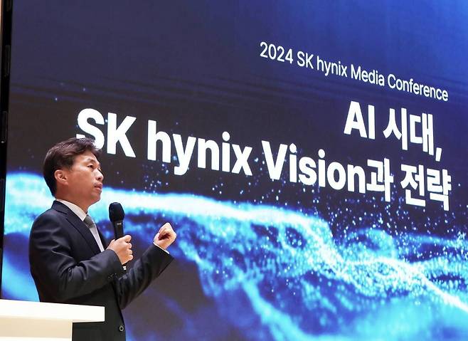 2일 이천 하이닉스 본사에서 열린 SK하이닉스 'AI 시대, 비전과 전략' 기자간담회에 참석한 곽노정 대표가 기자들의 질문에 답하고 있다. /SK하이닉스