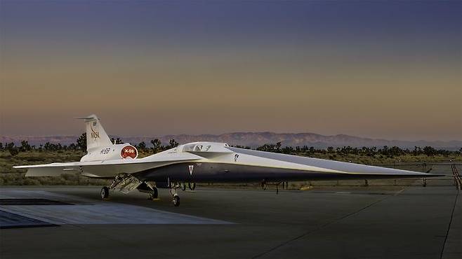 미 항공우주국(NASA)이 록히드마틴과 함께 개발한 초음속 비행기 X-59가 미국 캘리포니아 록히드마틴 스컹트워크스 외부 계류장에 내려앉아 있는 모습. /NASA
