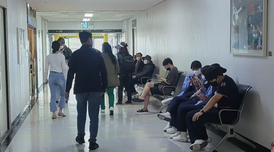 충남대병원을 찾은 환자들이 진료 순서를 기다리고 있다.