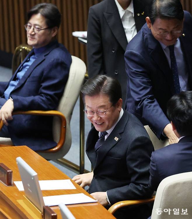 2일 더불어민주당 이재명 대표가 본회의장에서 동료 의원들과 웃으며 대화하고 있다. 박형기 기자 oneshot@donga.com