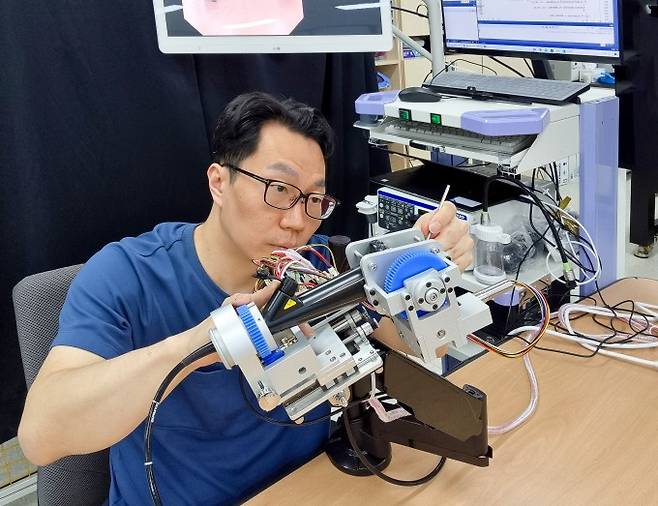 김기영 책임연구원이 기관지 내시경 로봇시스템을 점검하고 있다. 한국기계연구원 제공