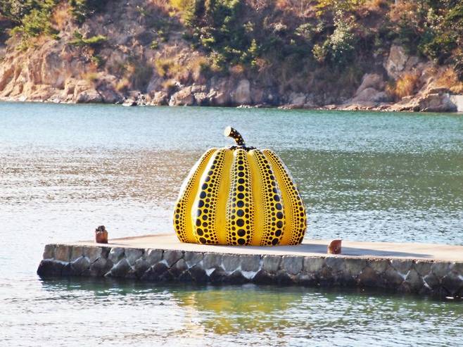 예술의 섬으로 유명한 나오시마 해안가에 있는 쿠사마 야요이 작품 '노란호박'. GS샵 제공
