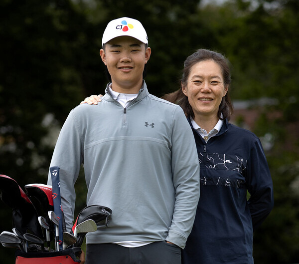 2024년 미국프로골프(PGA) 투어 더 CJ컵 바이런 넬슨 대회에 출전하는 크리스 김. 그의 어머니 서지현 씨. 사진제공=CJ그룹