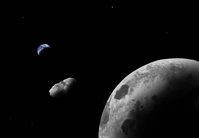 카모오알레와(가운데)가 달에서 떨어져 나온 소행성임을 묘사한 그림. 애리조나대 제공
