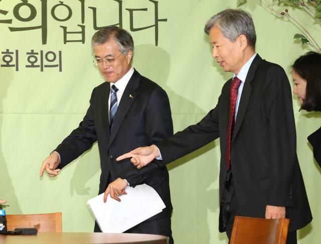 문재인 민주통합당 대통령후보가 2012년 10월11일 오전 서울 여의도 시민캠프 사무실에서 경제민주화위원회 첫 회의를 주재하기에 앞서 위원장을 맡은 이정우 경북대 교수와 자리로 향하고 있다. 이정우 선임기자 woo@hani.co.kr