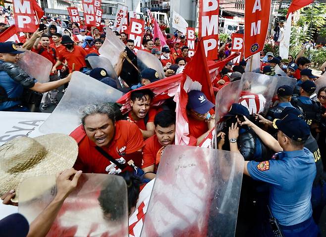 필리핀 마닐라에서 1일(현지시각) 노동절 행진에 참석한 노동자들이 경찰과 대치하고 있다. 마닐라/EPA 연합뉴스