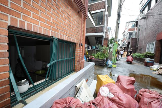 2022년 폭우 때 거주자가 방법창을 부수고 가까스로 탈출한 경기 군포시 산본1동의 한 반지하주택. 연합뉴스