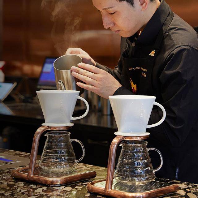 스타벅스의 바리스타가 커피를 내리고 있다. 스타벅스코리아 제공