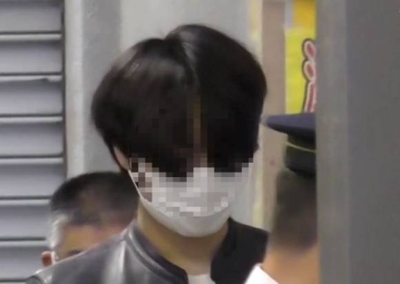 일본 경찰이 지난달 중순 도치기현에서 발생한 불에 탄 부부 시신 사건과 관련, 20대 한국인을 용의자로 검거했다. 사진은 검거된 용의자 A씨. [사진=TV 도쿄 보도화면 캡처]