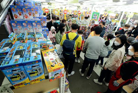 어린이날을 앞두고 서울 종로구 창신구 문구·완구거리를 찾은 어린이들이 부모님과 함께 선물을 고르고 있다.  [사진=뉴시스]