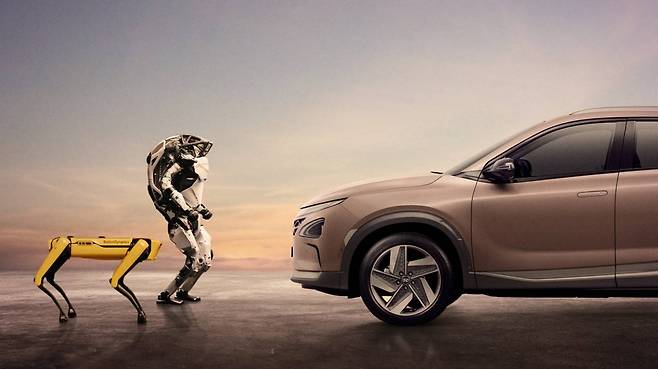 보스턴 다이내믹스의 4족 보행 로봇과 2족 직립 보행 로봇 아틀라스(왼쪽)가 현대차 넥쏘 앞에 서 있는 모습 / 출처=현대차그룹