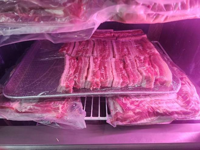 연이은 '비계 돼지고기' 논란으로 안타깝다는 글을 올린 제주의 한 자영업자 본인 가게에서 취급한다고 올린 고기(사진, 온라인 커뮤니티 갈무리)