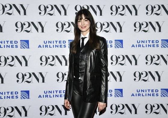 배우 앤 해서웨이가 지난달 28일(현지시간) 일요일 뉴욕 92번가 Y에서 열린 'The Idea of You' 상영 후 무대 뒤에서 포즈를 취하고 있다. AP=연합뉴스