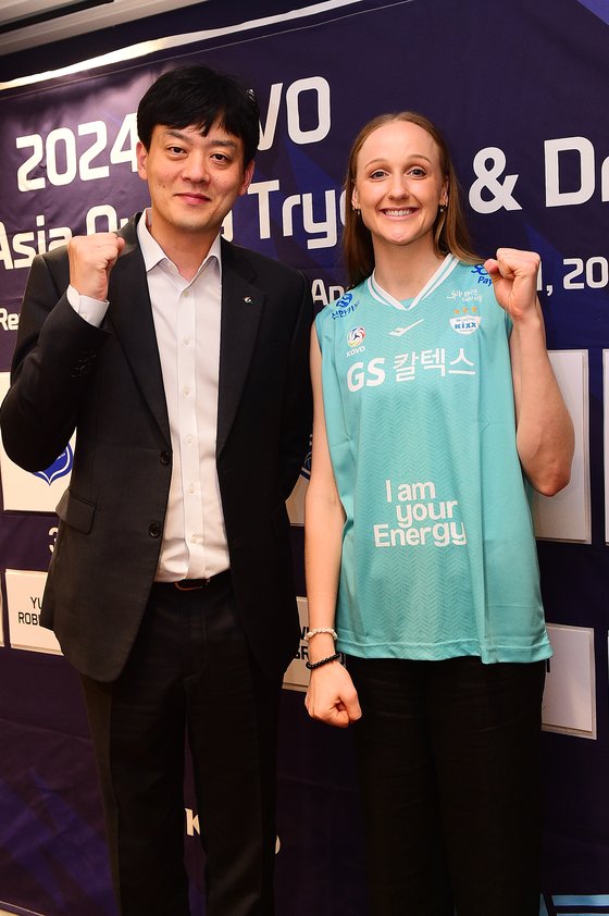 1일 열린 아시아쿼터 드래프트에서 GS칼텍스에 지명된 스테파니(오른쪽)와 이영택 감독. 사진 한국배구연맹