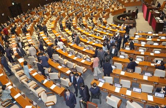 2일 오후 국회에서 열린 본회의에서 김진표 국회의장이 채상병 특검법안을 직권상정하려 하자 국민의힘 의원들이 퇴장하고 있다. 강정현 기자