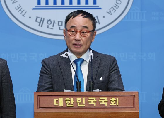 개그맨 서승만씨가 지난달 20일 국회 소통관에서 제22대 총선 더불어민주당 비례대표 후보 도전 기자회견을 하고 있다. 연합뉴스