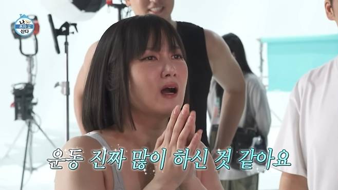 여성 코미디언 박나래가 MBC 예능 <나 혼자 산다>에서 바디프로필을 촬영하고 있다. MBC 화면 캡처