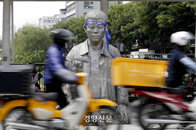 노동의날을 하루 앞둔 4월 30일 서울 동대문 평화시장 앞 청계천 버들다리에 위치한 전태일동상 앞으로 시민들이 오가고 있다. 문재원 기자