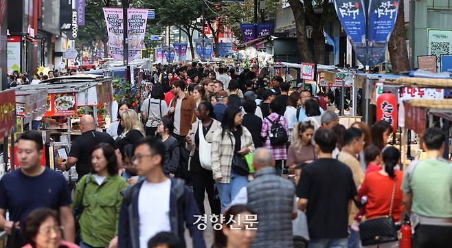서울 중구 명동거리가 국내외 관광객들로 붐비고 있다. 조태형 기자